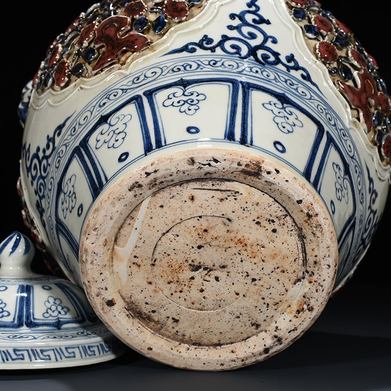 Yuan Dynasty blue and white underglaze red plastic four seasons flower pattern lid jar
