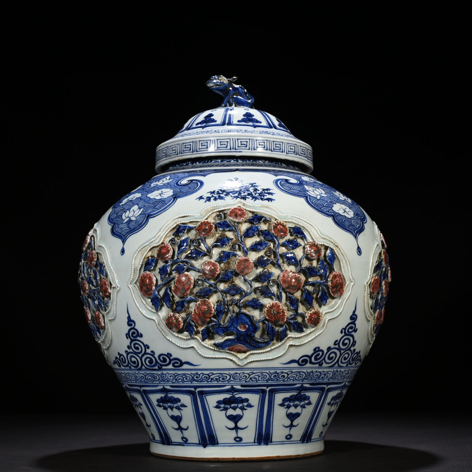 Yuan Dynasty blue and white underglaze red plastic four seasons flower pattern lid jar