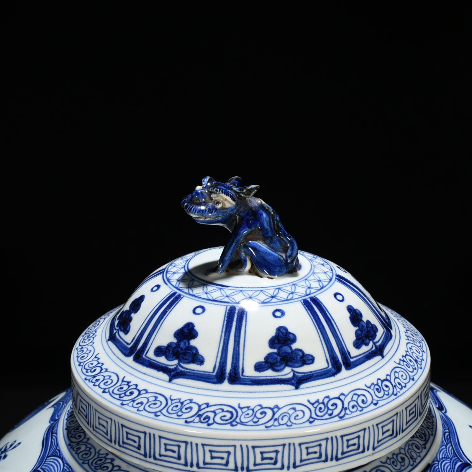 Yuan Dynasty blue and white underglaze red plastic four seasons flower pattern lid jar