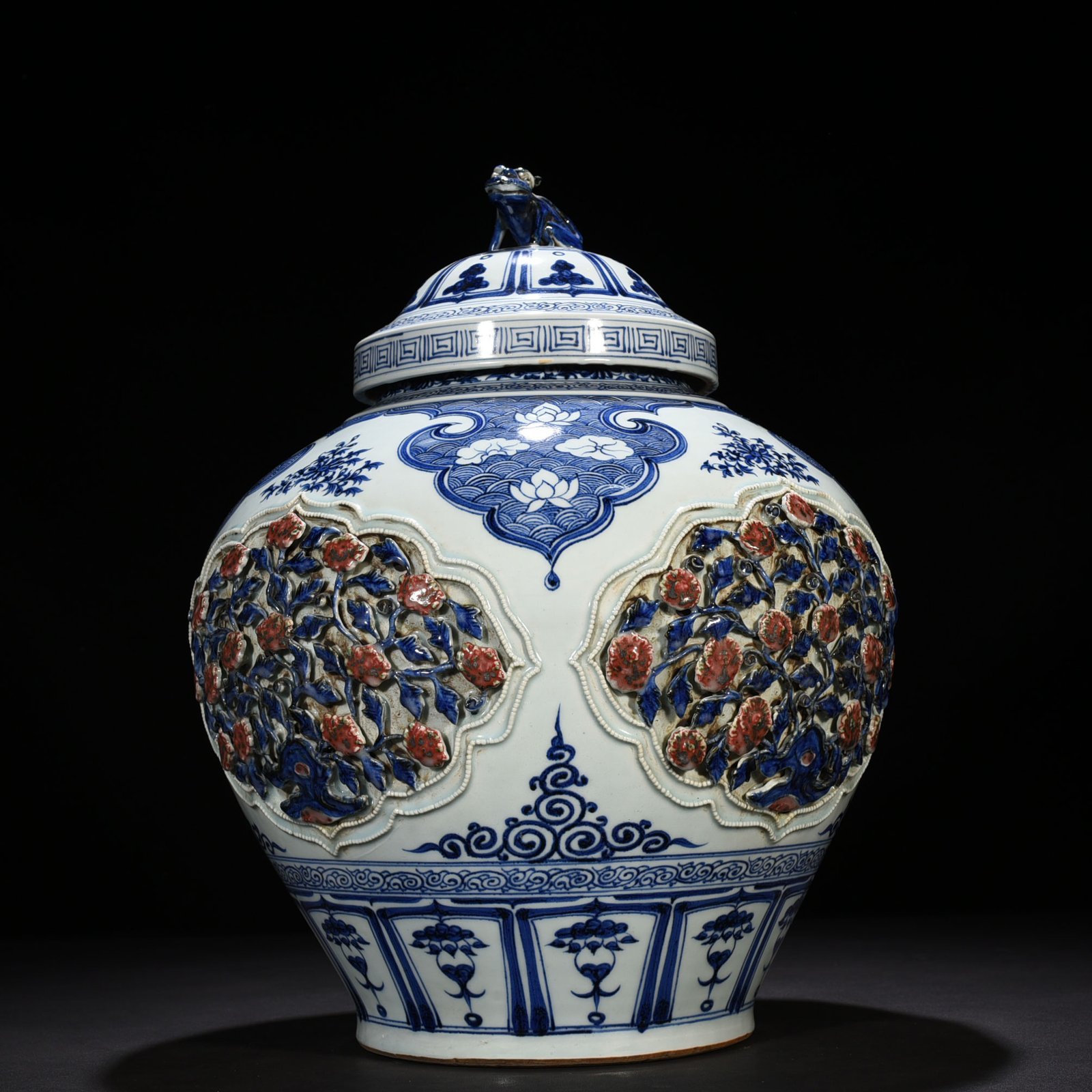 Yuan Dynasty blue and white underglaze red plastic four seasons flower pattern lid jar