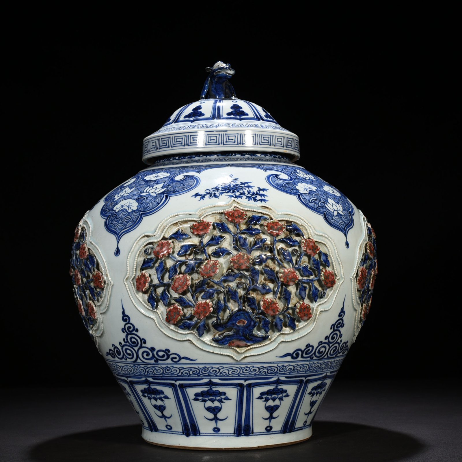 Yuan Dynasty blue and white underglaze red plastic four seasons flower pattern lid jar