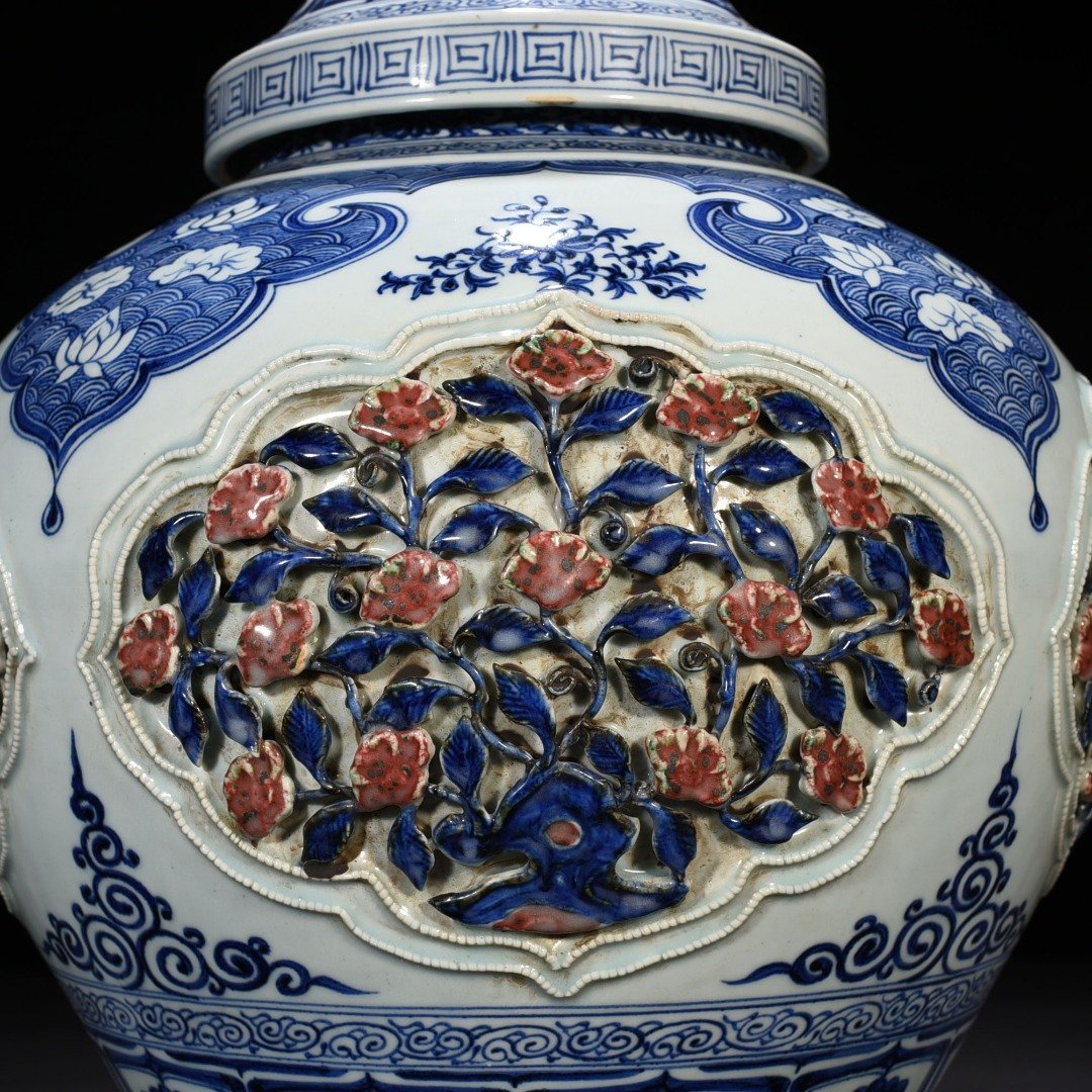 Yuan Dynasty blue and white underglaze red plastic four seasons flower pattern lid jar