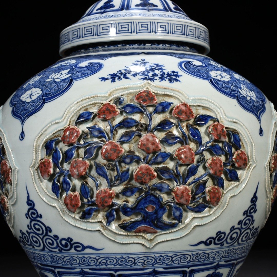 Yuan Dynasty blue and white underglaze red plastic four seasons flower pattern lid jar