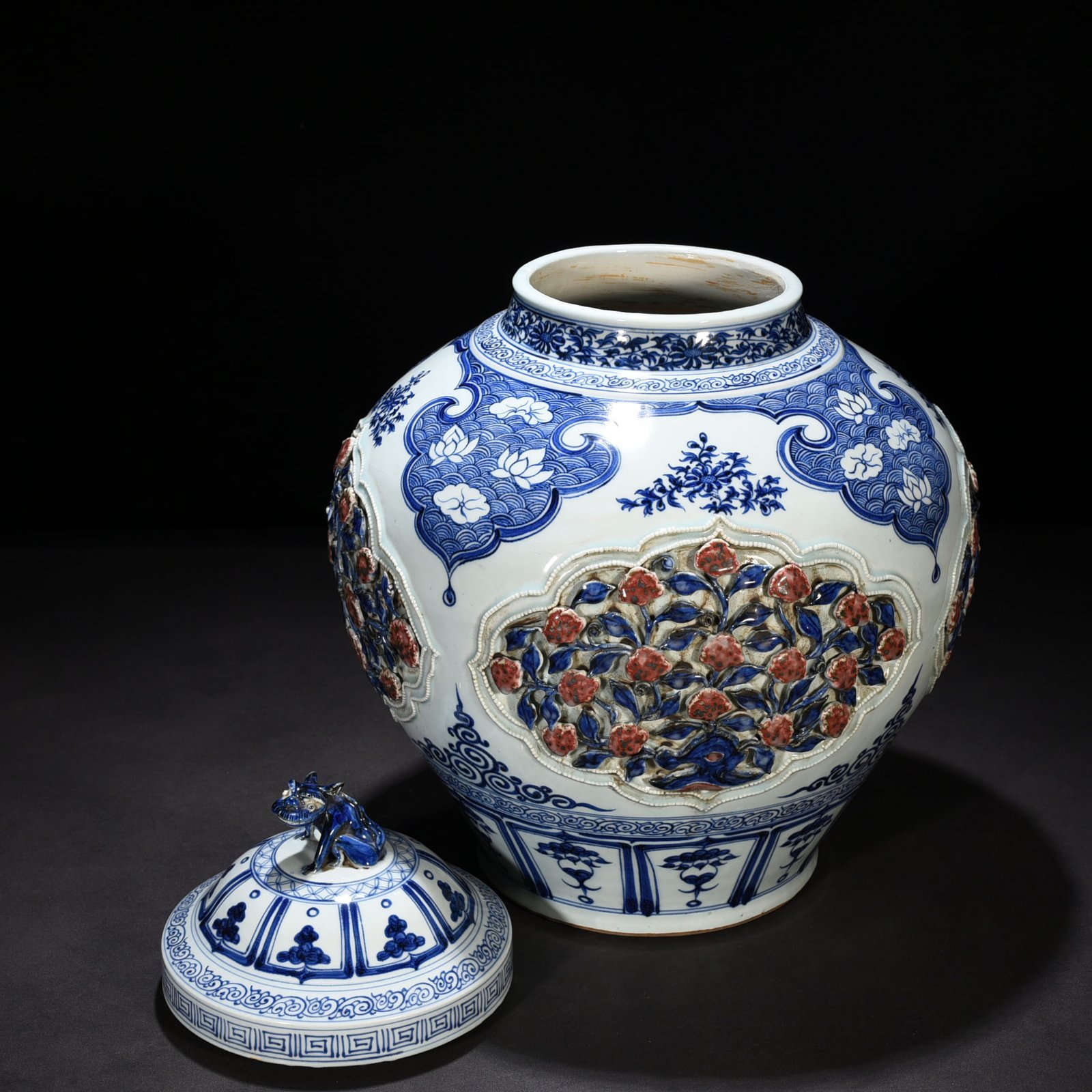 Yuan Dynasty blue and white underglaze red plastic four seasons flower pattern lid jar