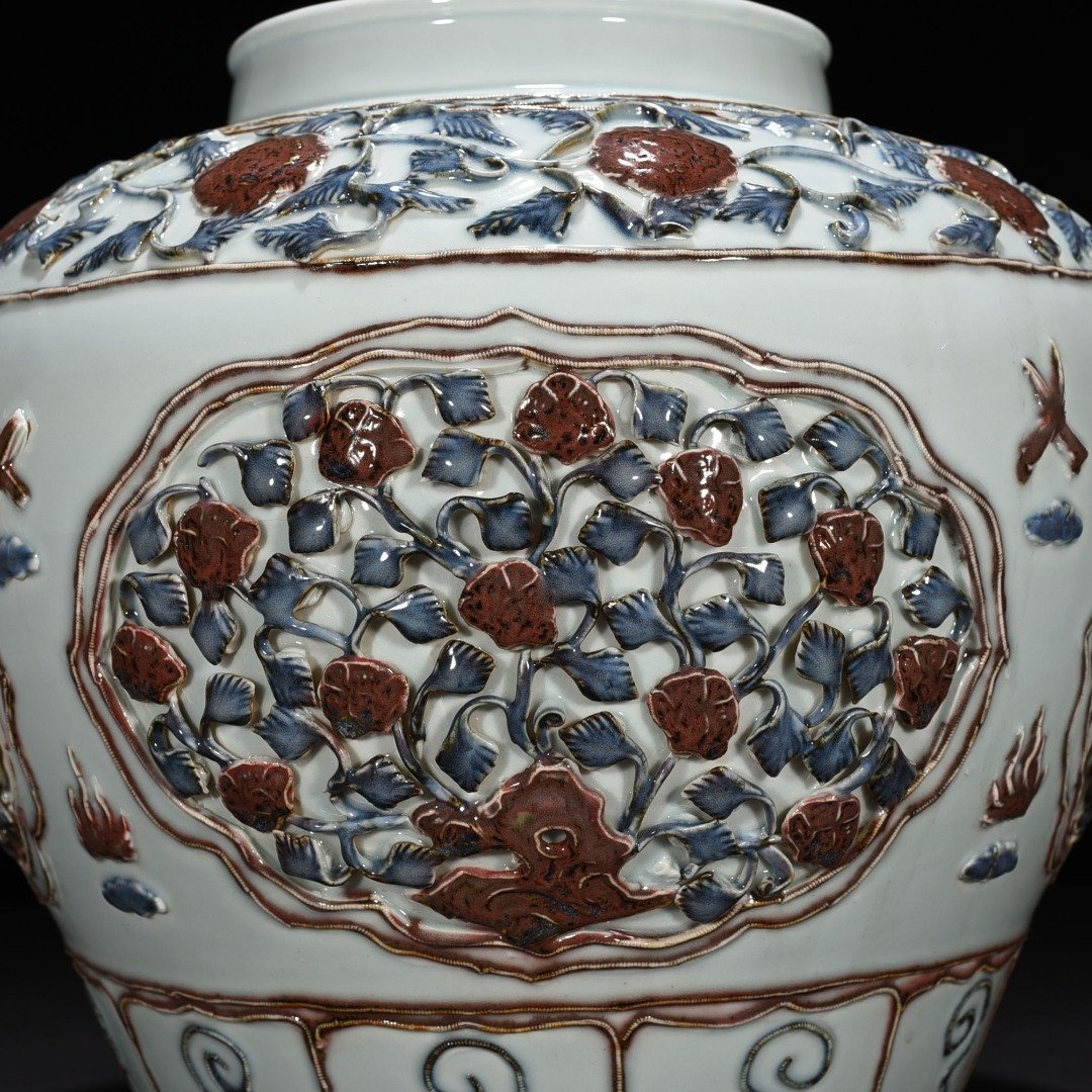 Yuan Dynasty blue and white underglaze red plastic jar with four seasons flower pattern