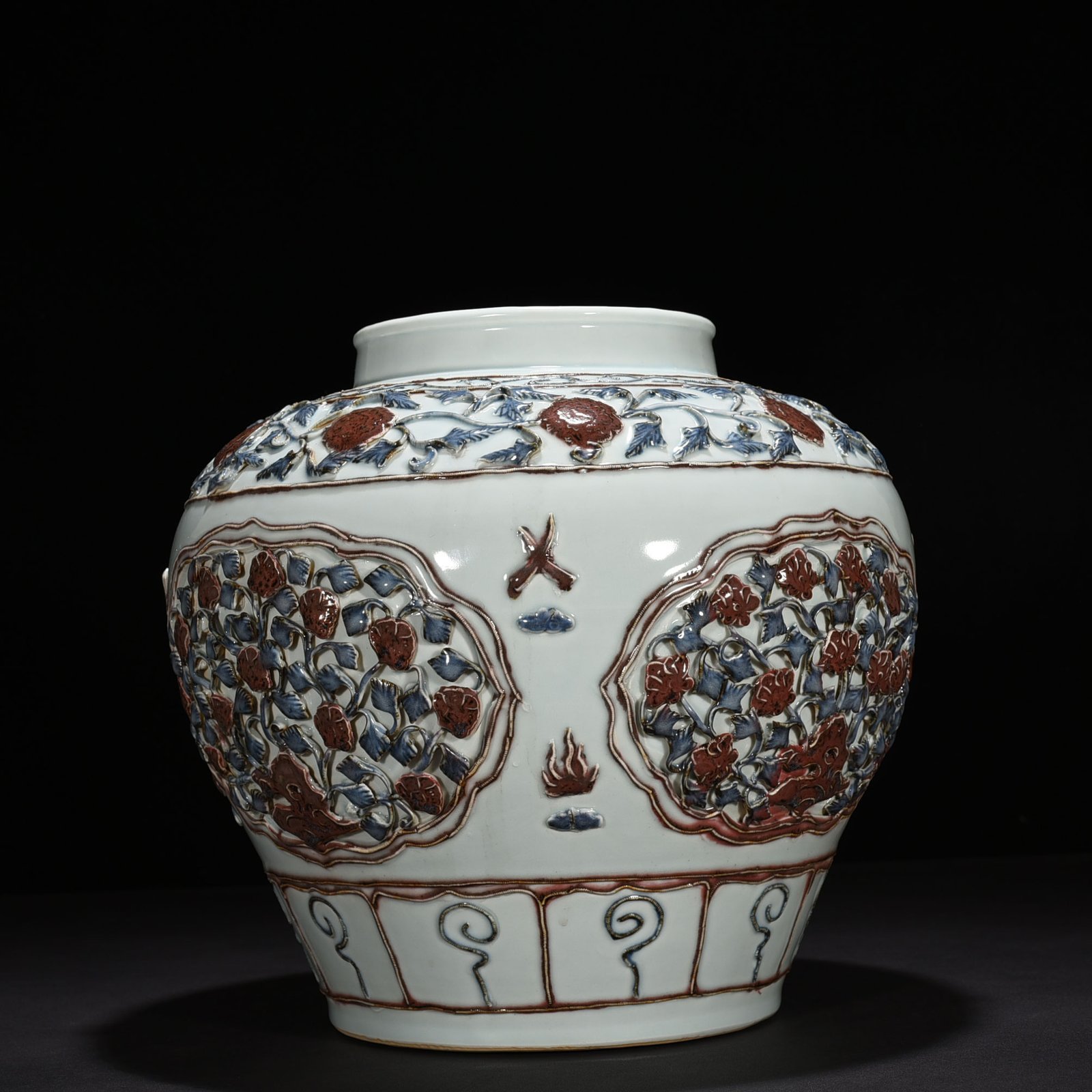 Yuan Dynasty blue and white underglaze red plastic jar with four seasons flower pattern