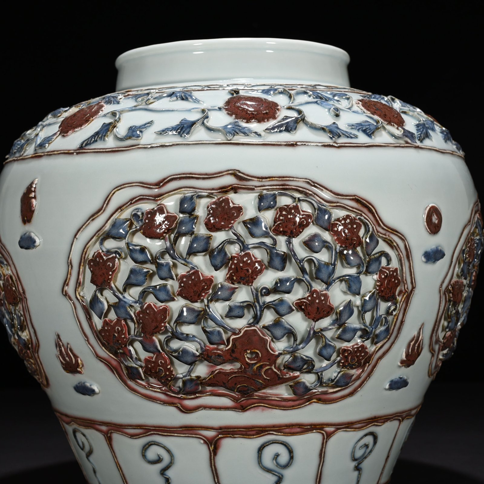 Yuan Dynasty blue and white underglaze red plastic jar with four seasons flower pattern