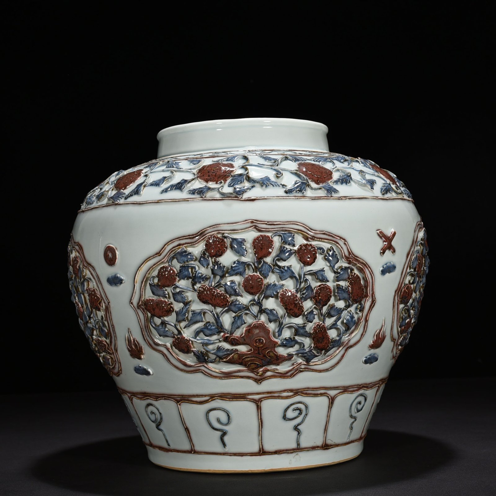 Yuan Dynasty blue and white underglaze red plastic jar with four seasons flower pattern