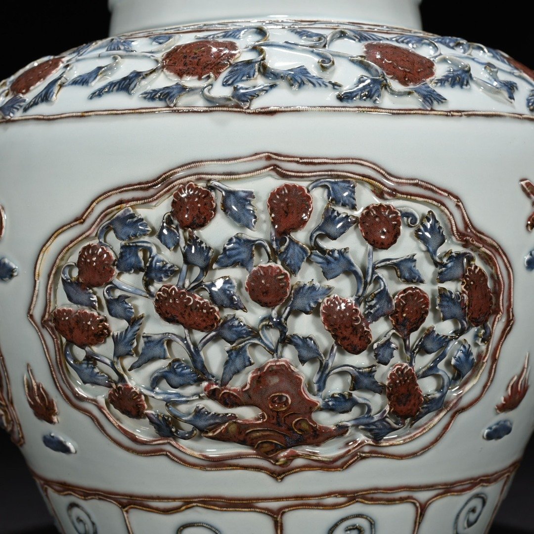 Yuan Dynasty blue and white underglaze red plastic jar with four seasons flower pattern