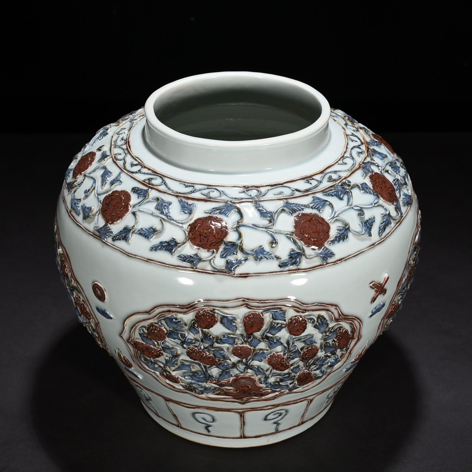 Yuan Dynasty blue and white underglaze red plastic jar with four seasons flower pattern