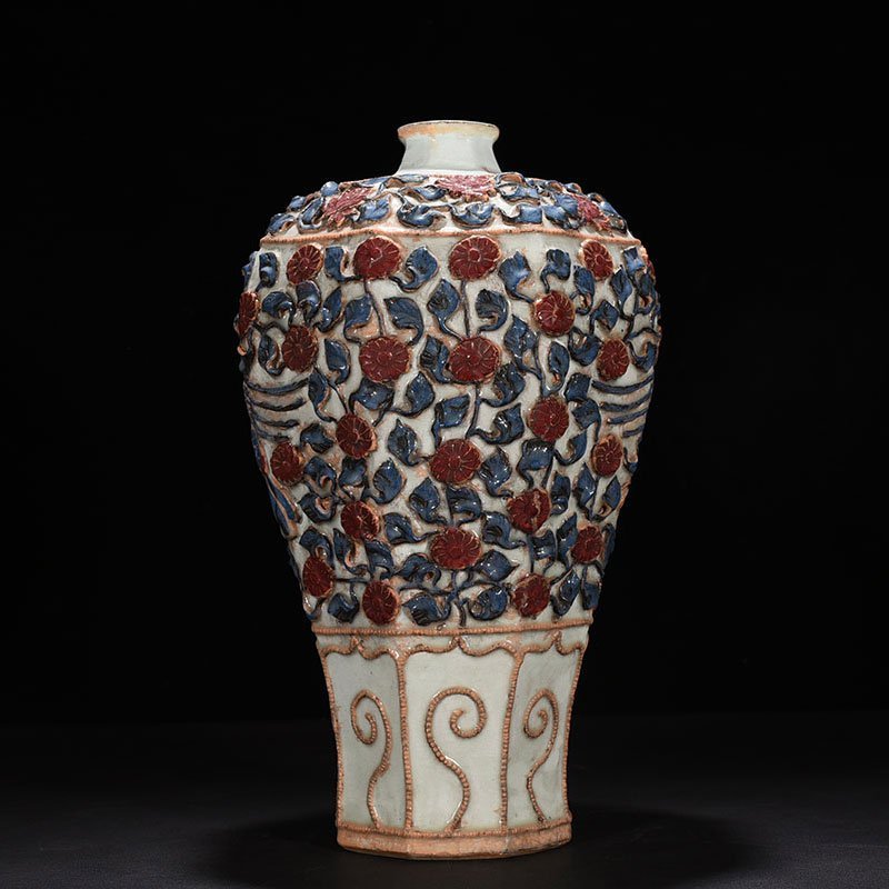 Yuan Dynasty blue and white underglaze red plastic peacock flower octagonal plum vase