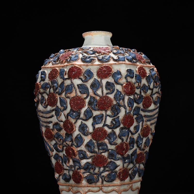 Yuan Dynasty blue and white underglaze red plastic peacock flower octagonal plum vase
