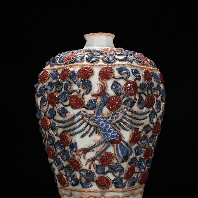 Yuan Dynasty blue and white underglaze red plastic peacock flower octagonal plum vase