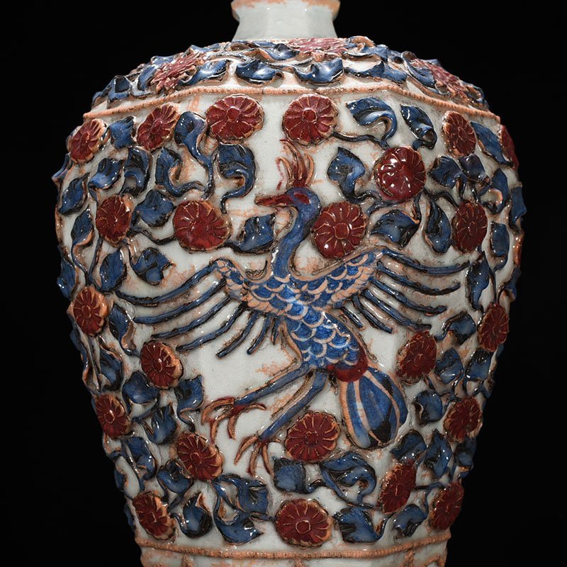 Yuan Dynasty blue and white underglaze red plastic peacock flower octagonal plum vase