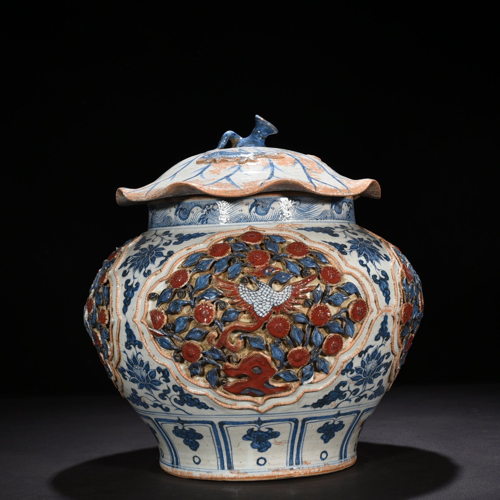 Yuan Dynasty blue and white underglaze red plastic flower phoenix pattern lotus leaf lid jar