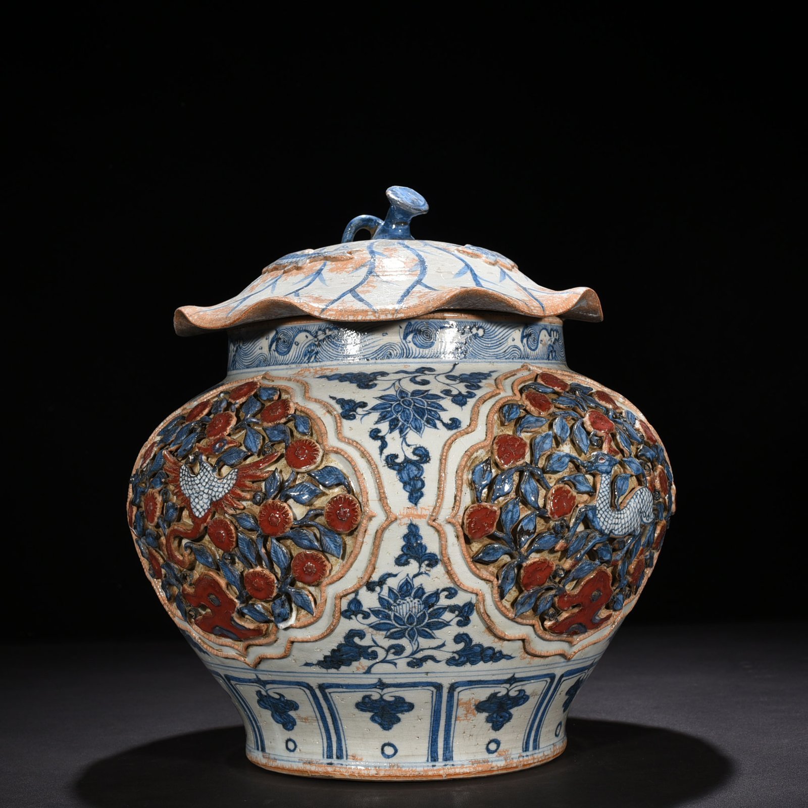 Yuan Dynasty blue and white underglaze red plastic flower phoenix pattern lotus leaf lid jar