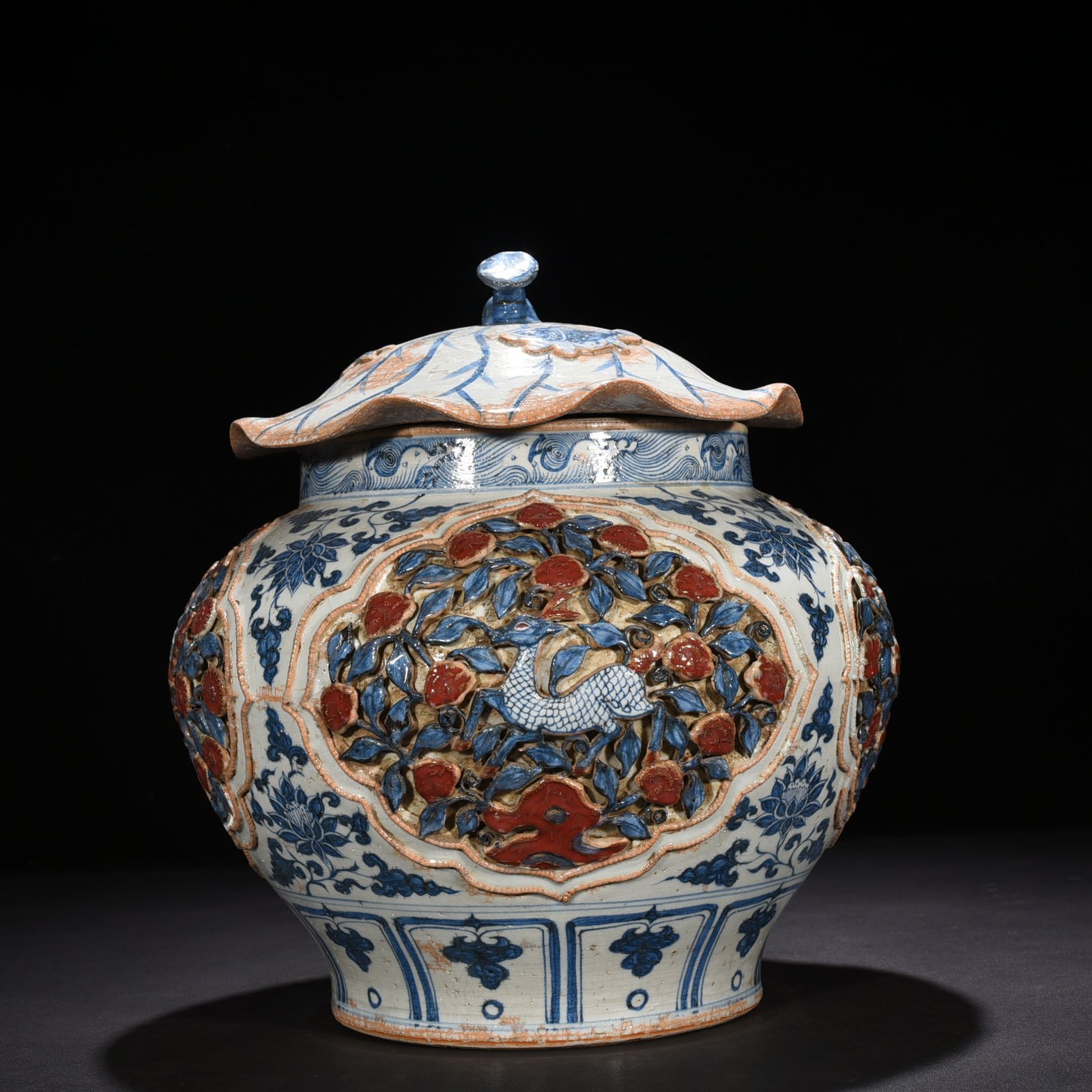 Yuan Dynasty blue and white underglaze red plastic flower phoenix pattern lotus leaf lid jar
