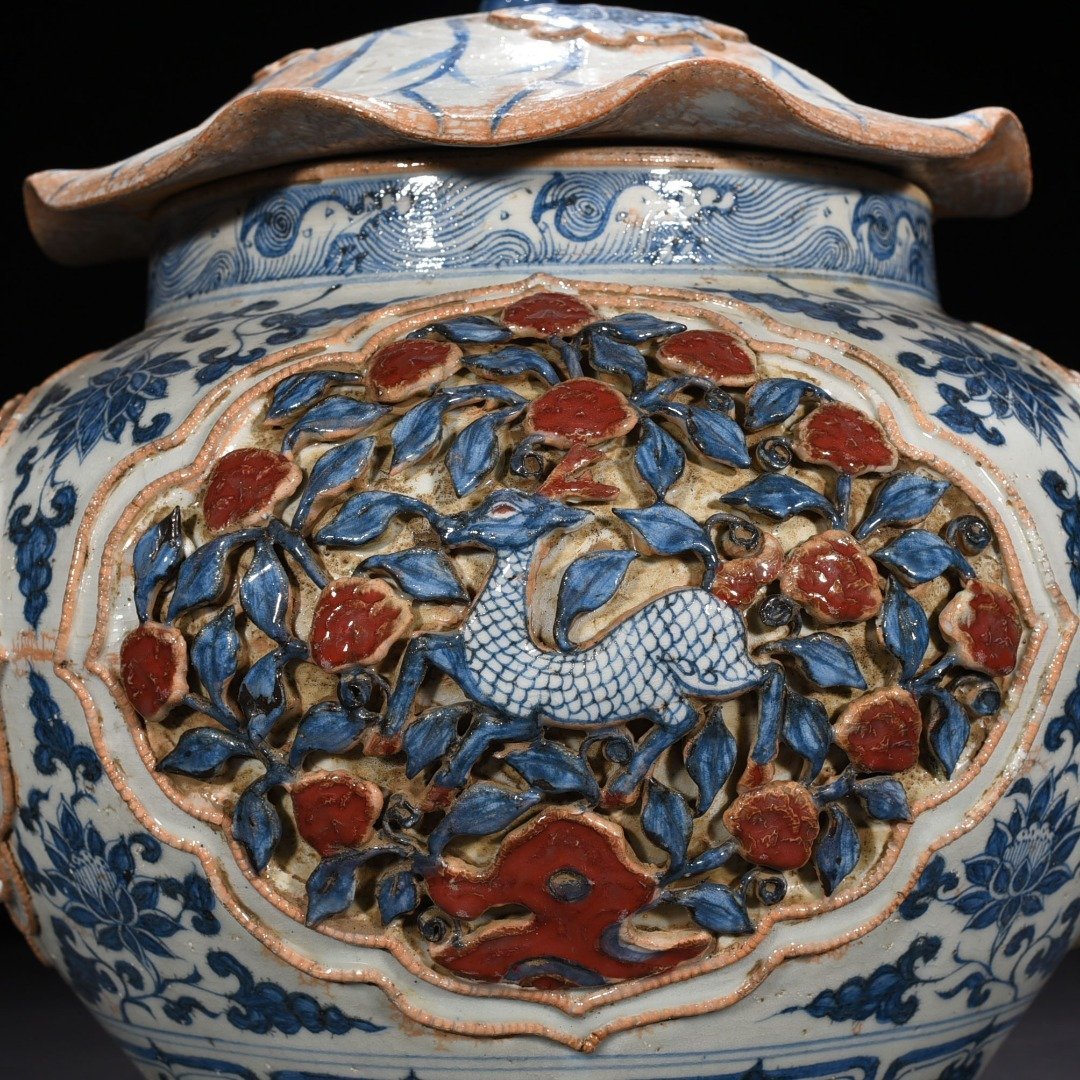 Yuan Dynasty blue and white underglaze red plastic flower phoenix pattern lotus leaf lid jar