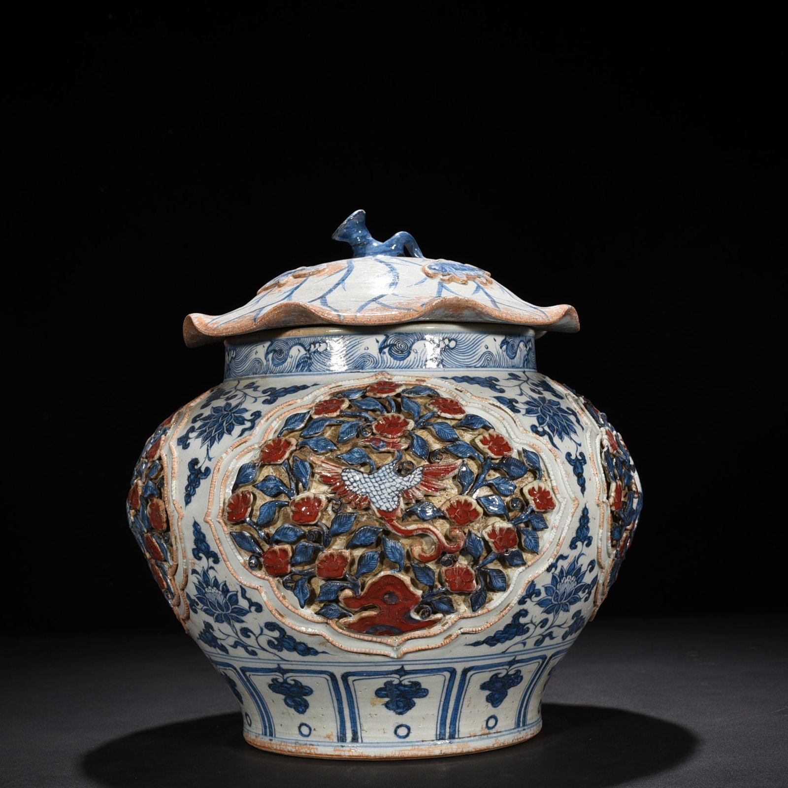 Yuan Dynasty blue and white underglaze red plastic flower phoenix pattern lotus leaf lid jar