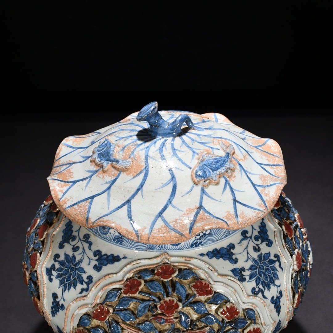 Yuan Dynasty blue and white underglaze red plastic flower phoenix pattern lotus leaf lid jar