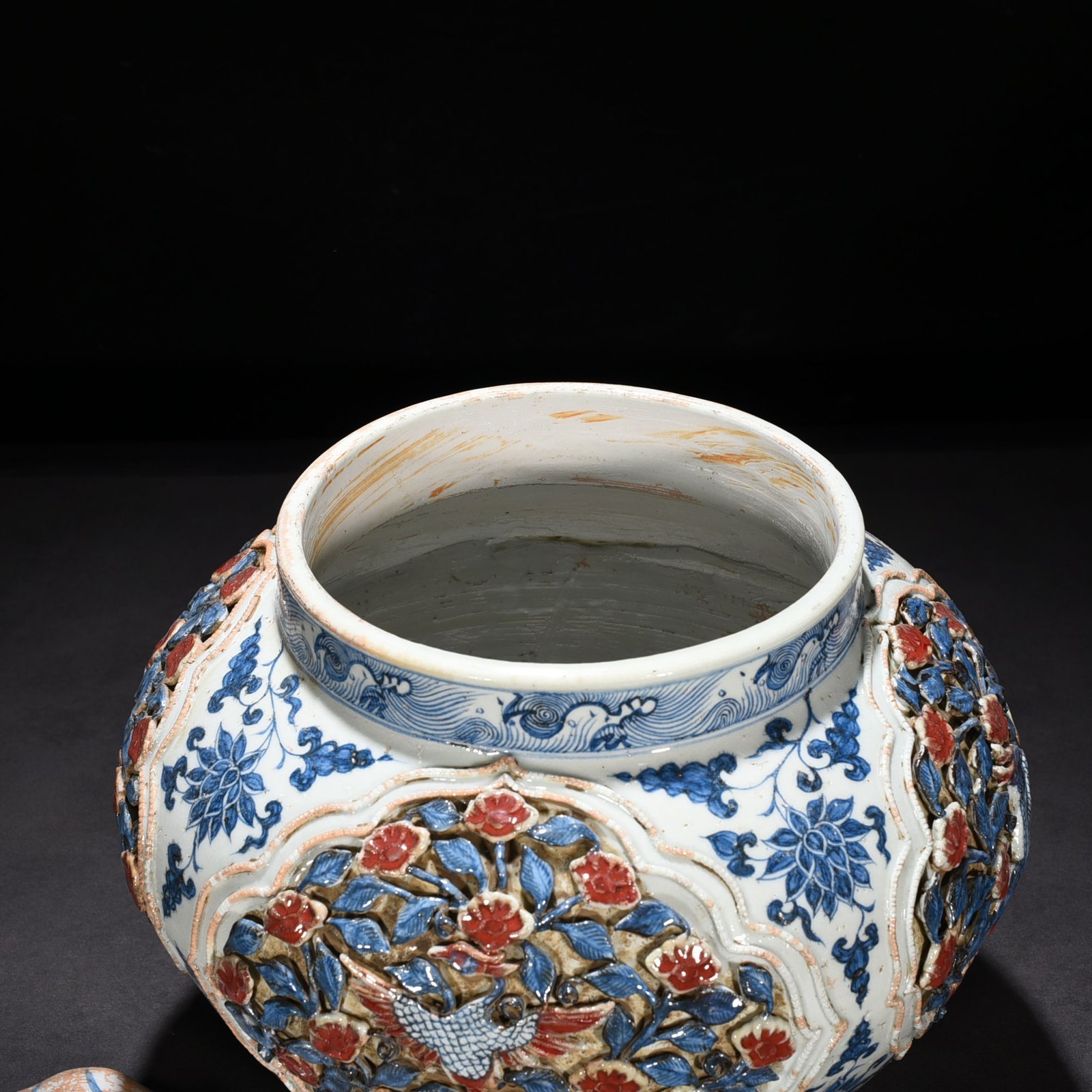 Yuan Dynasty blue and white underglaze red plastic flower phoenix pattern lotus leaf lid jar
