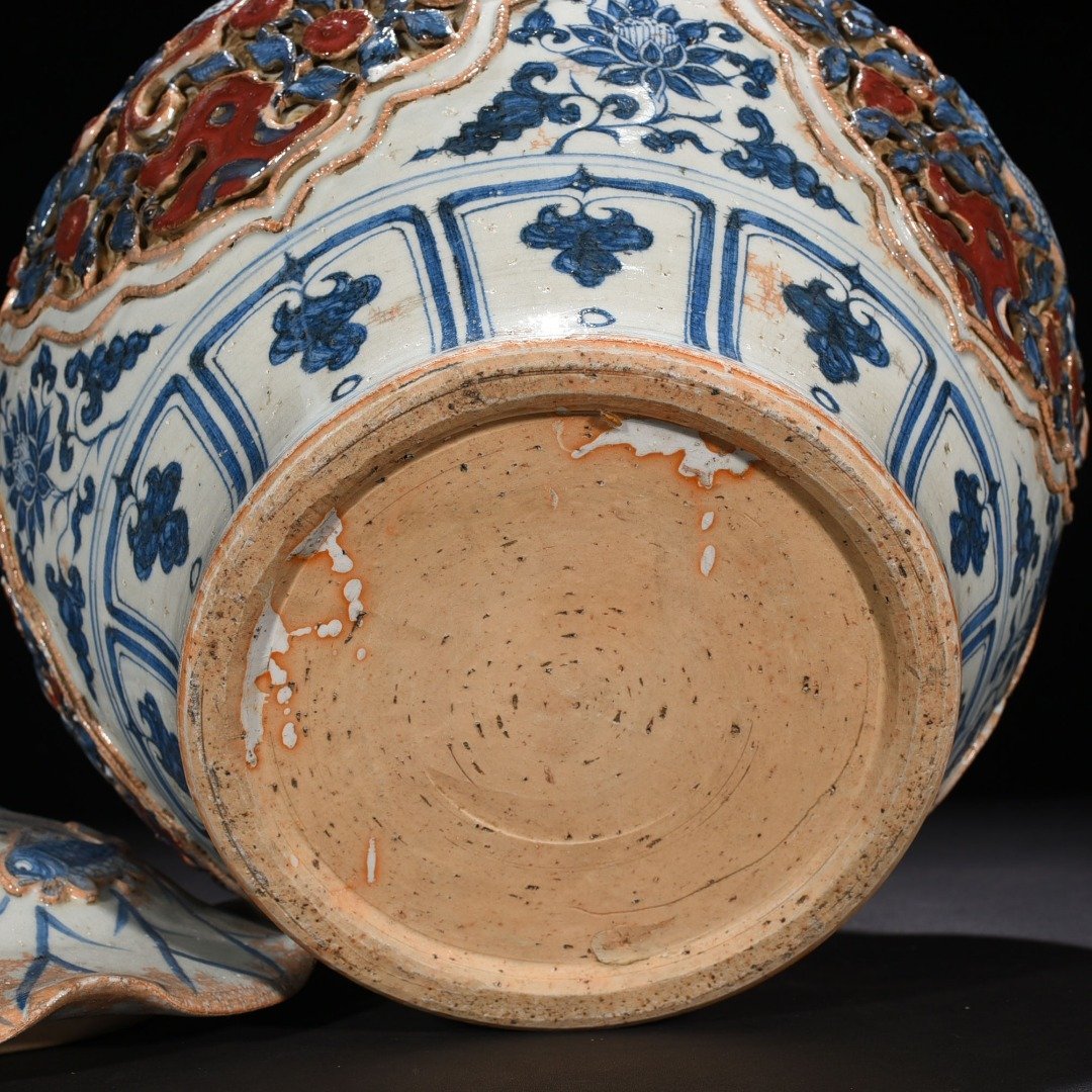 Yuan Dynasty blue and white underglaze red plastic flower phoenix pattern lotus leaf lid jar