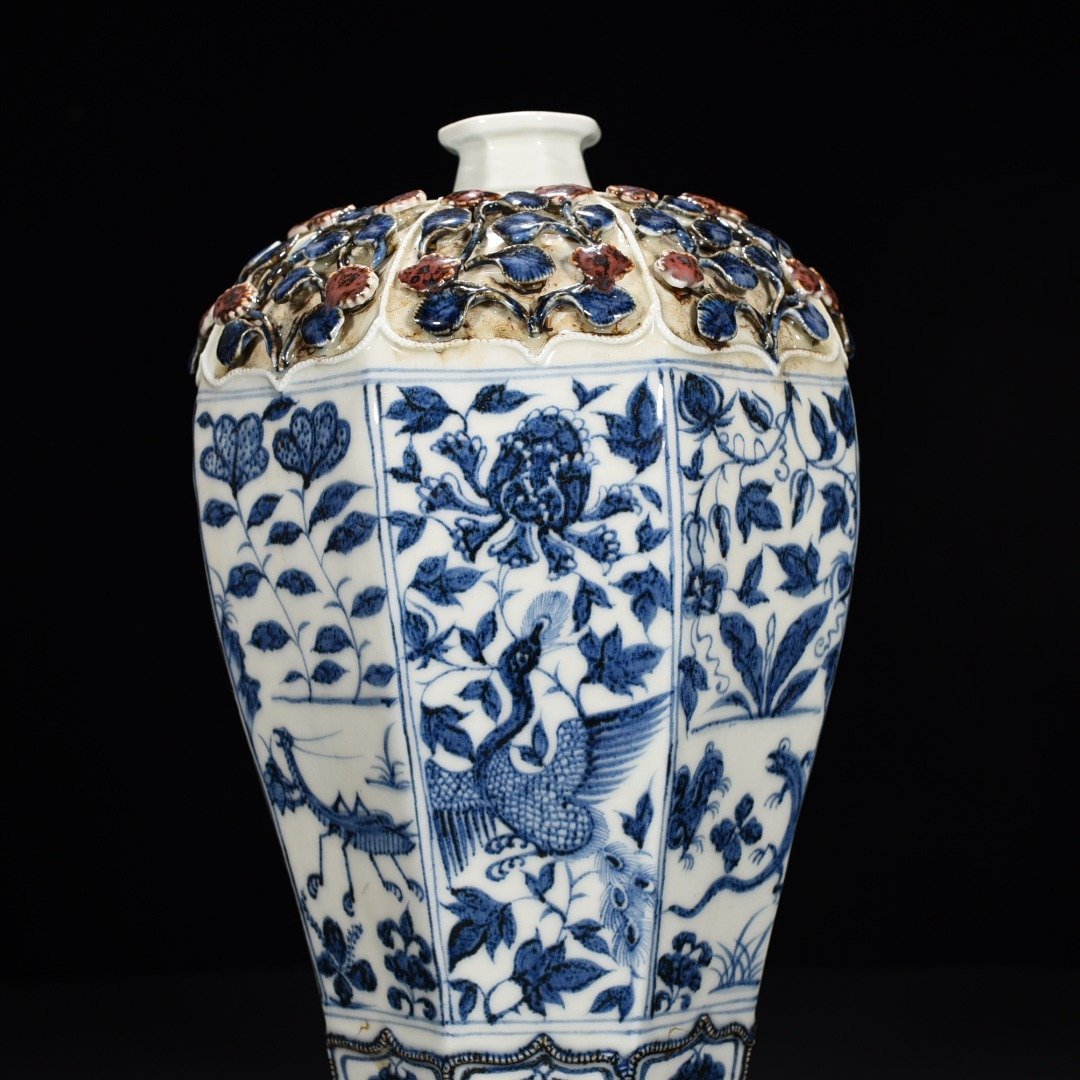 Yuan Dynasty blue and white underglaze red plastic flower peacock peony pattern octagonal plum vase