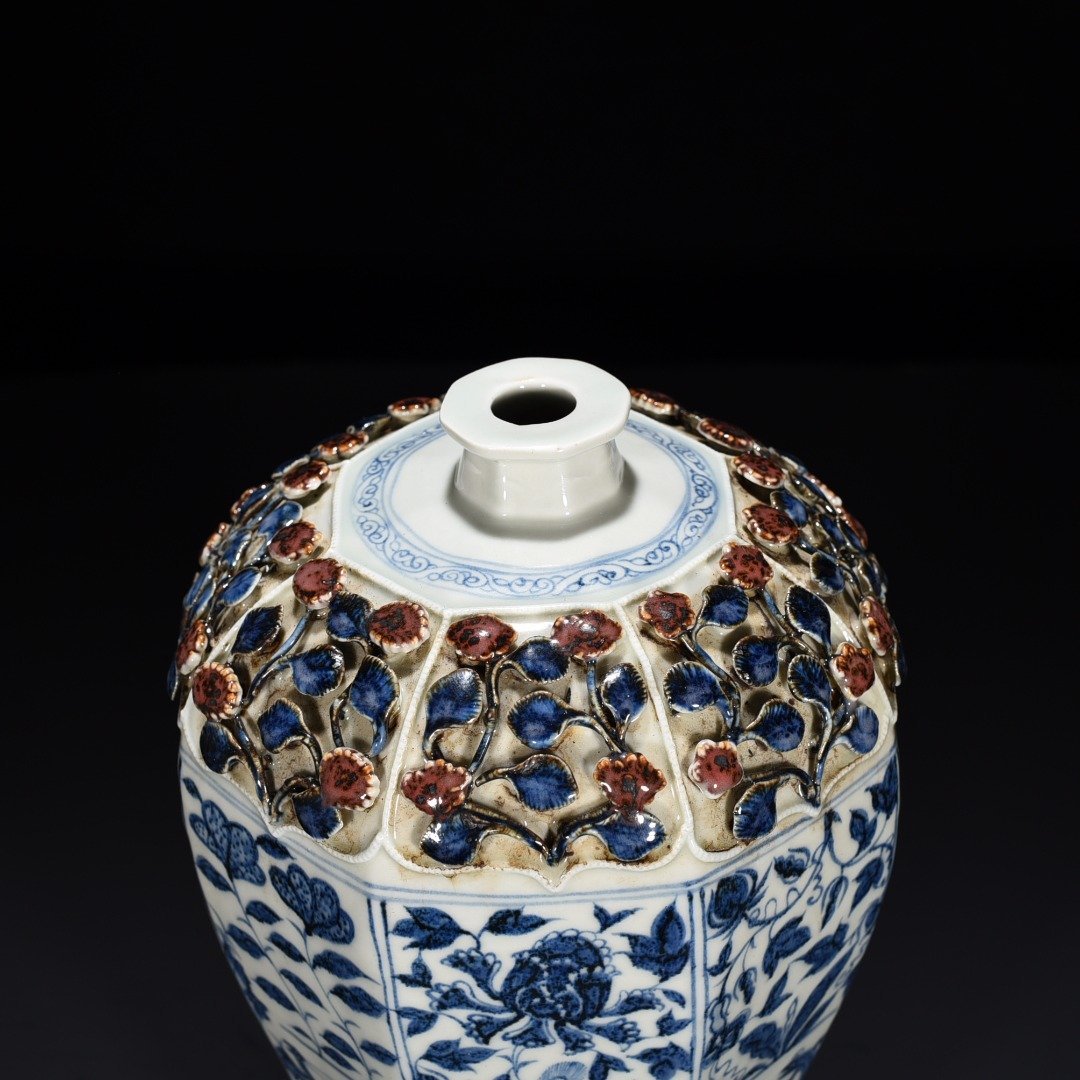 Yuan Dynasty blue and white underglaze red plastic flower peacock peony pattern octagonal plum vase
