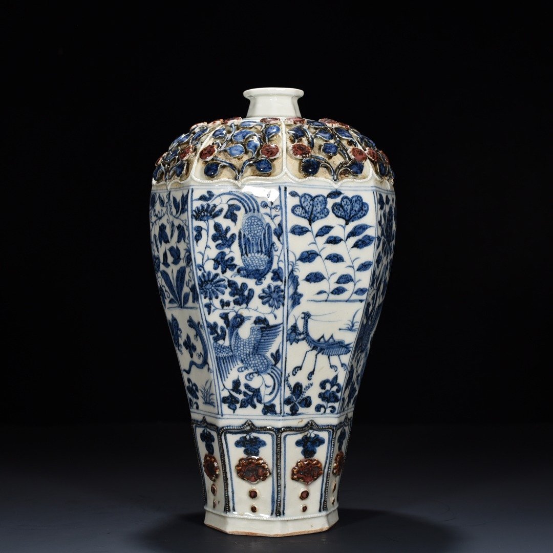 Yuan Dynasty blue and white underglaze red plastic flower peacock peony pattern octagonal plum vase