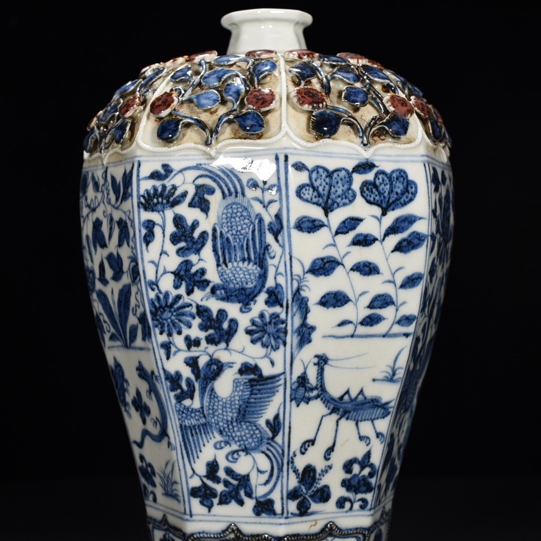 Yuan Dynasty blue and white underglaze red plastic flower peacock peony pattern octagonal plum vase