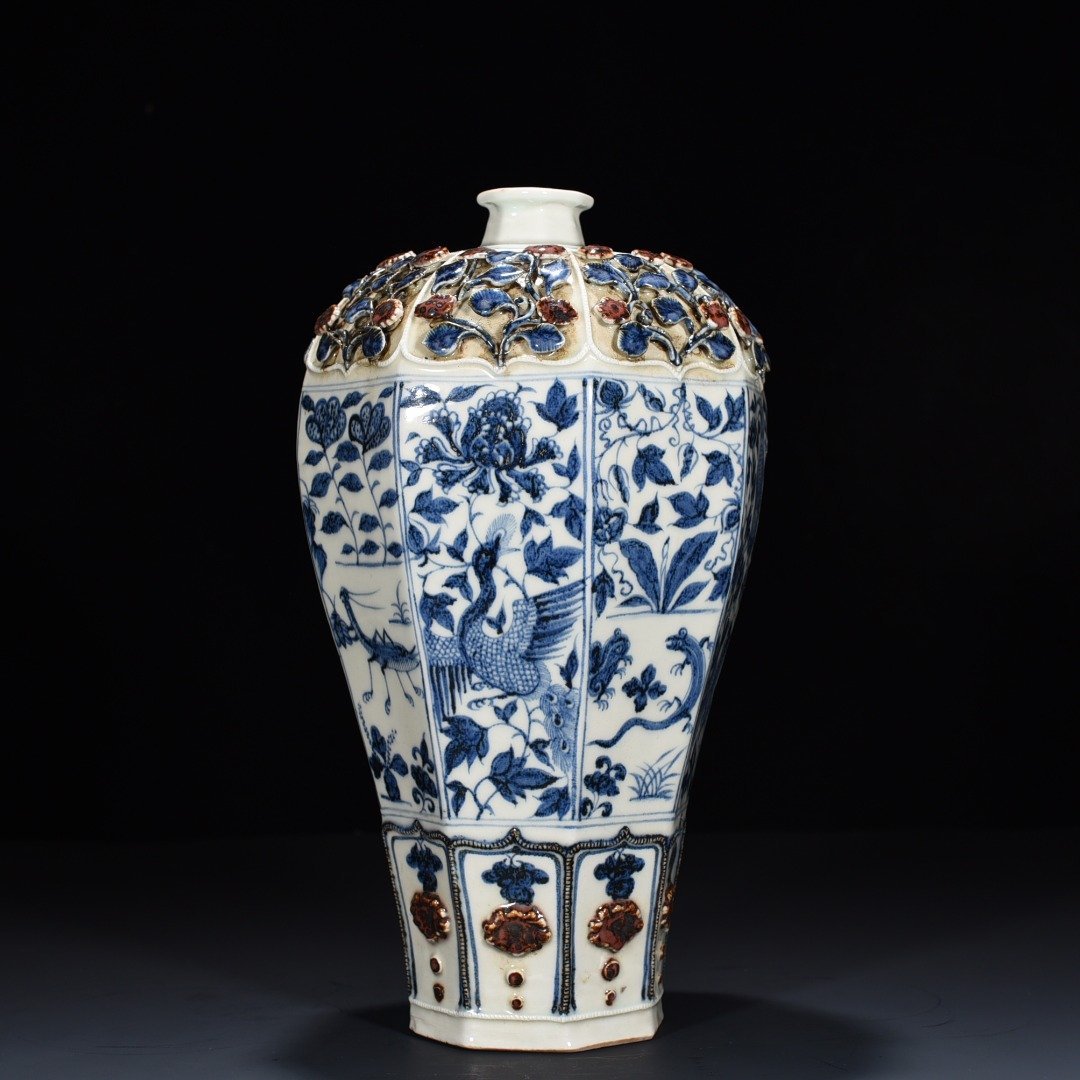Yuan Dynasty blue and white underglaze red plastic flower peacock peony pattern octagonal plum vase