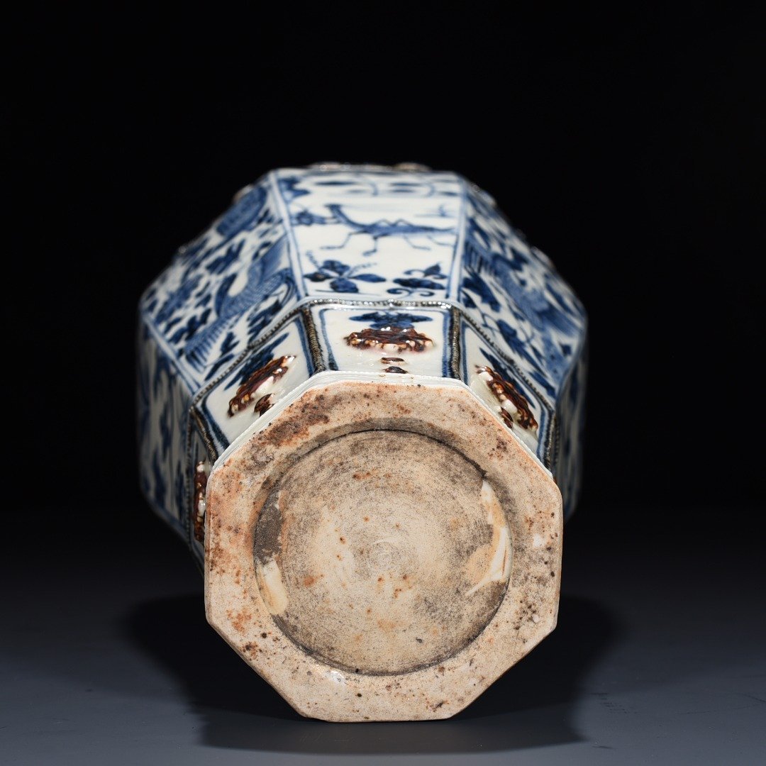 Yuan Dynasty blue and white underglaze red plastic flower peacock peony pattern octagonal plum vase