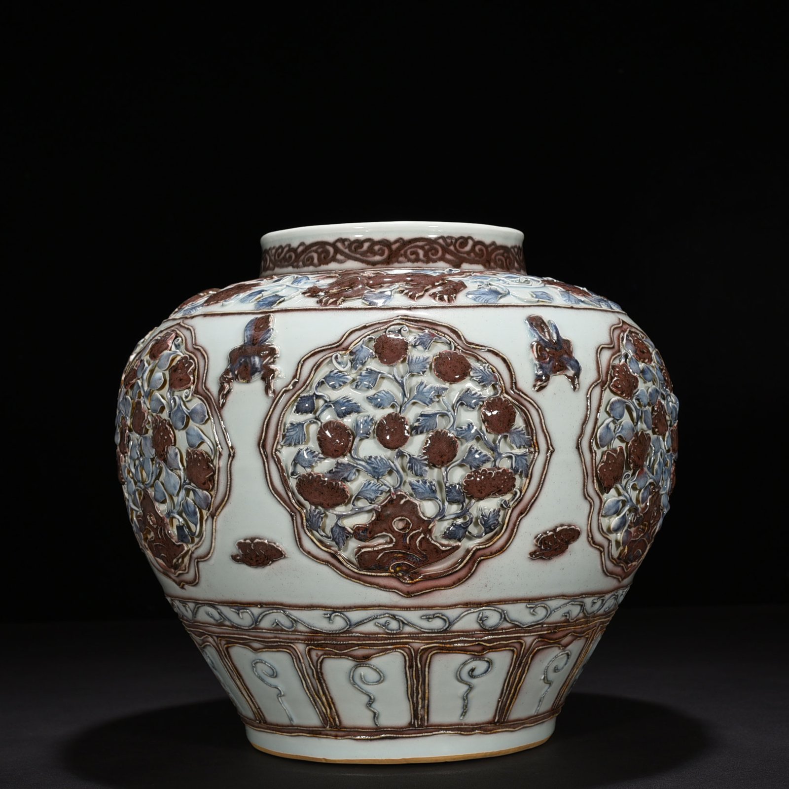 Yuan Dynasty blue and white underglaze red plastic flower pattern jar