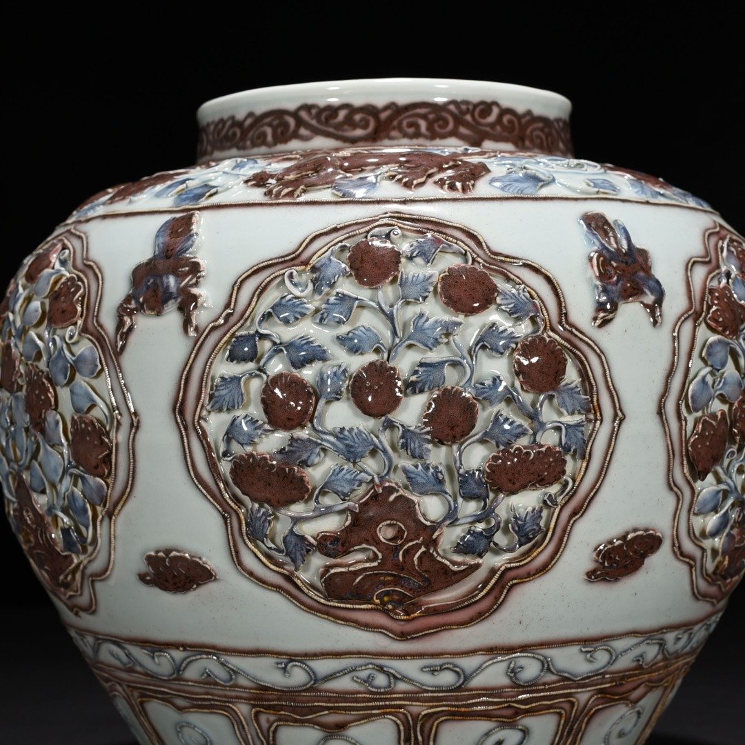 Yuan Dynasty blue and white underglaze red plastic flower pattern jar