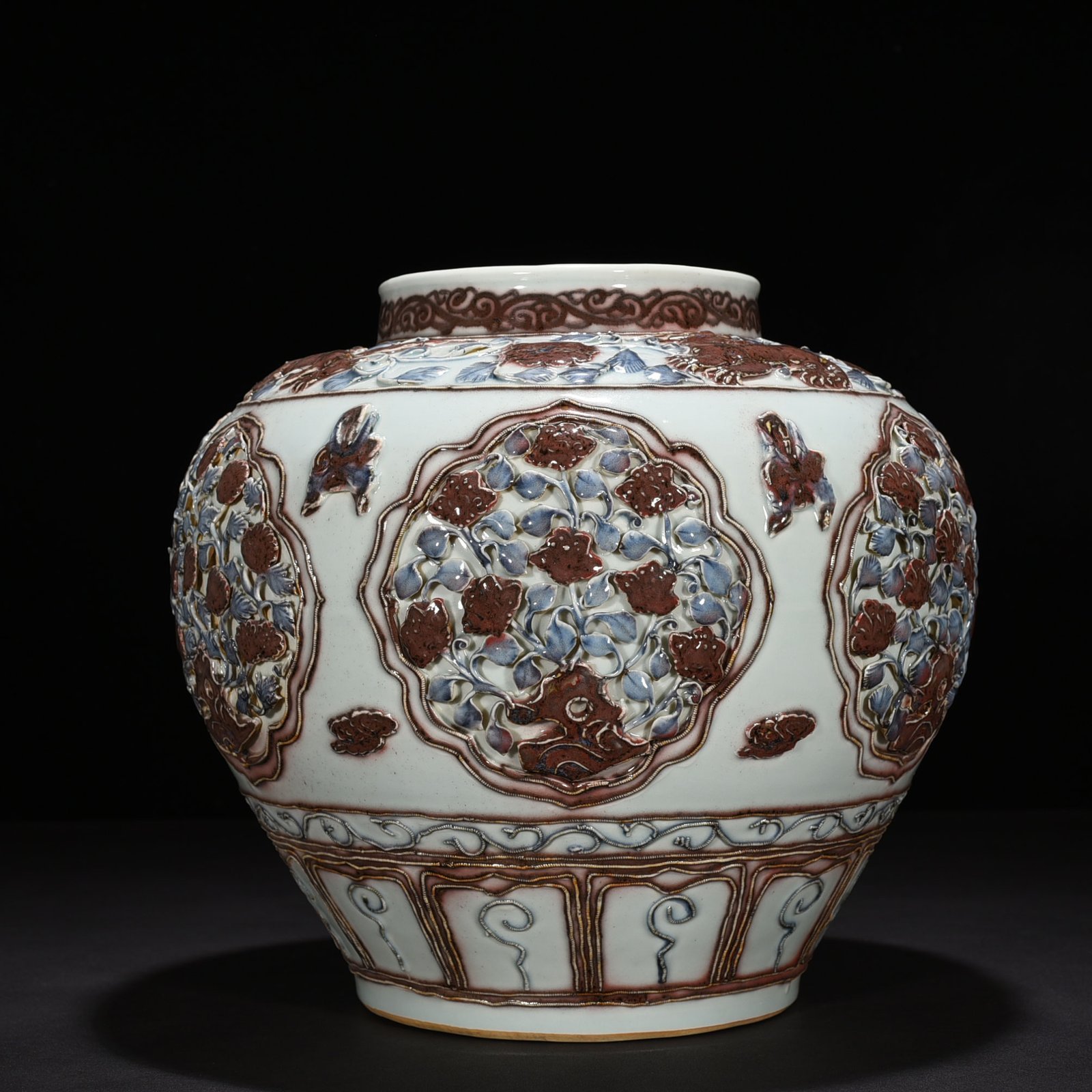 Yuan Dynasty blue and white underglaze red plastic flower pattern jar