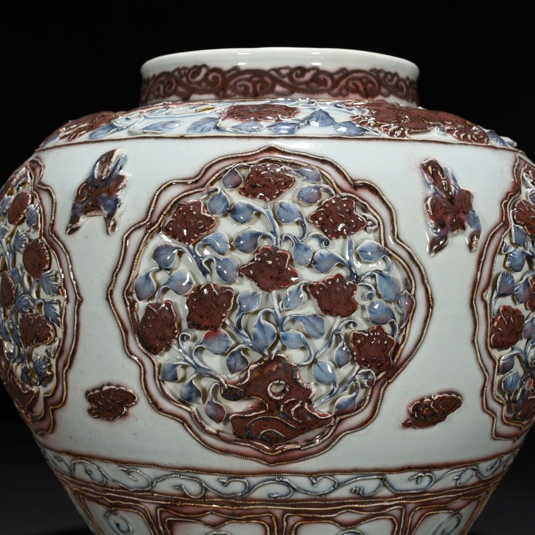 Yuan Dynasty blue and white underglaze red plastic flower pattern jar