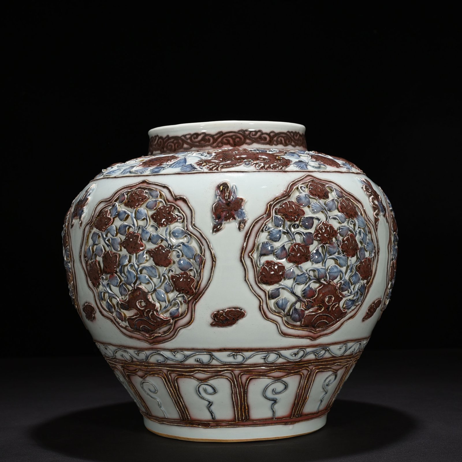 Yuan Dynasty blue and white underglaze red plastic flower pattern jar