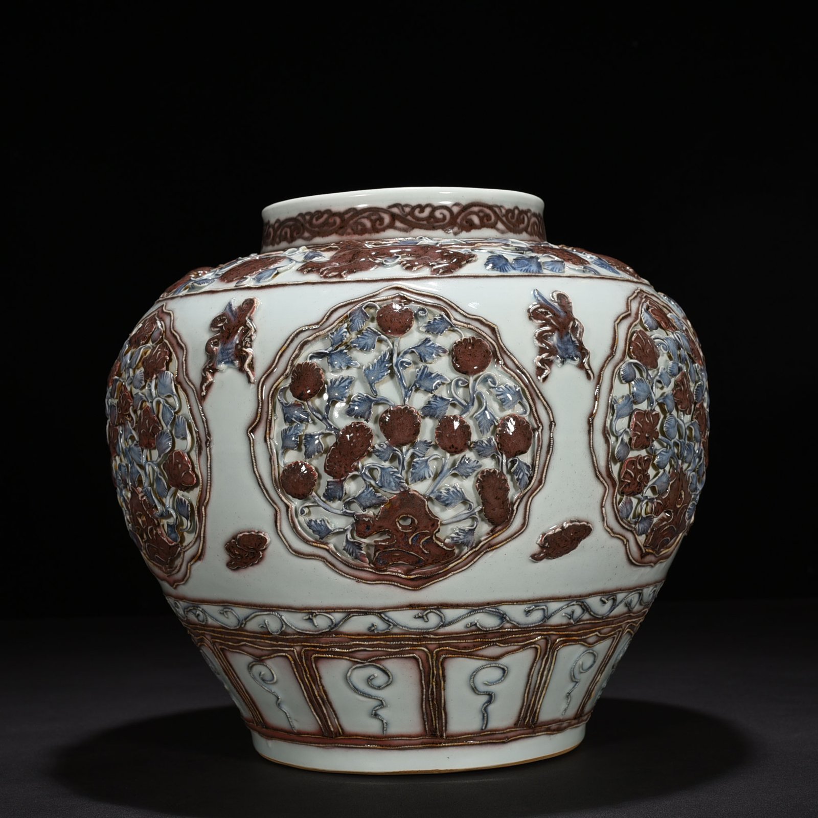 Yuan Dynasty blue and white underglaze red plastic flower pattern jar