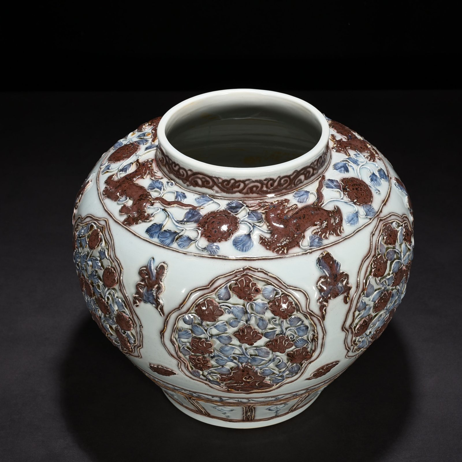 Yuan Dynasty blue and white underglaze red plastic flower pattern jar