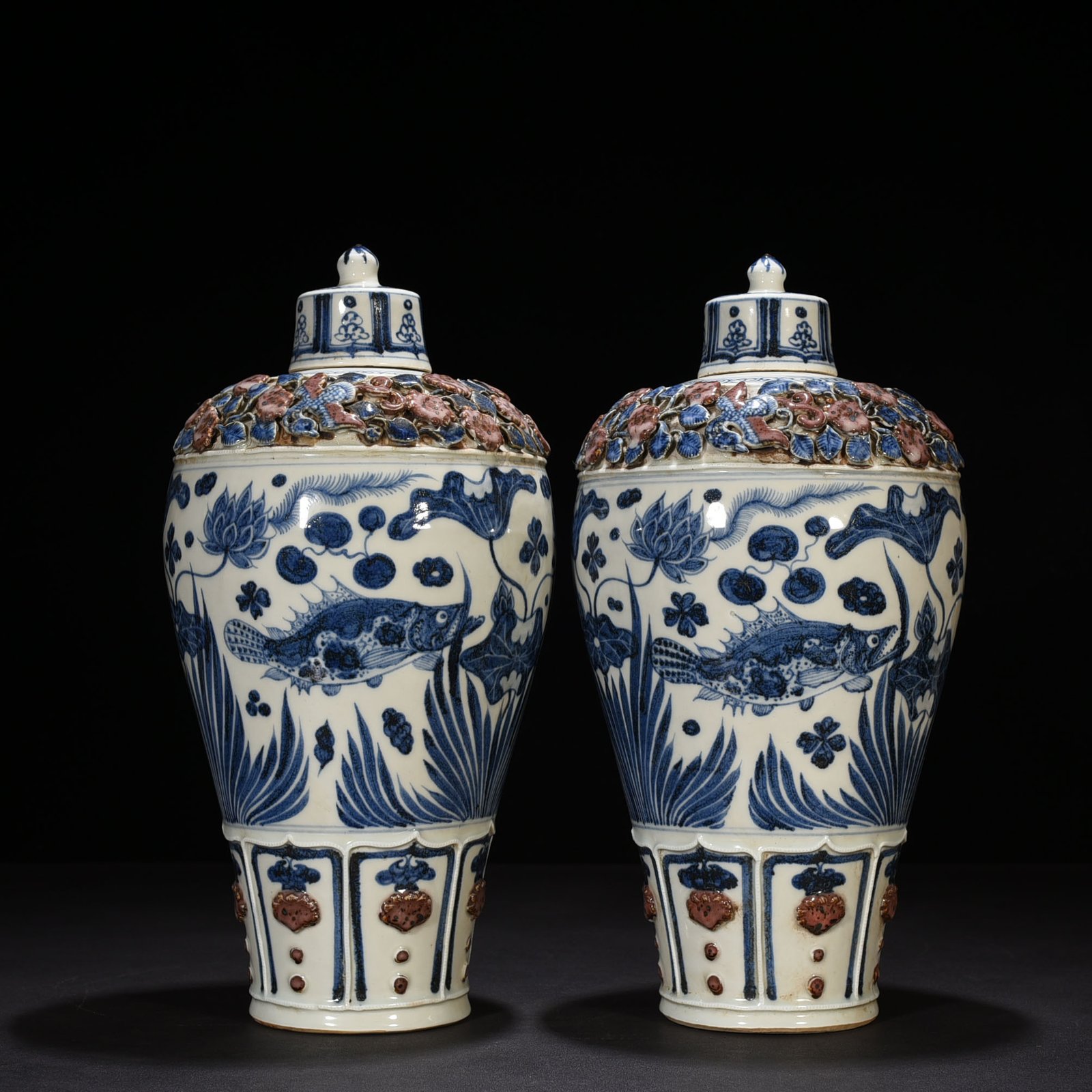 Yuan Dynasty blue and white underglaze red plastic flower pattern fish and algae pattern plum vase