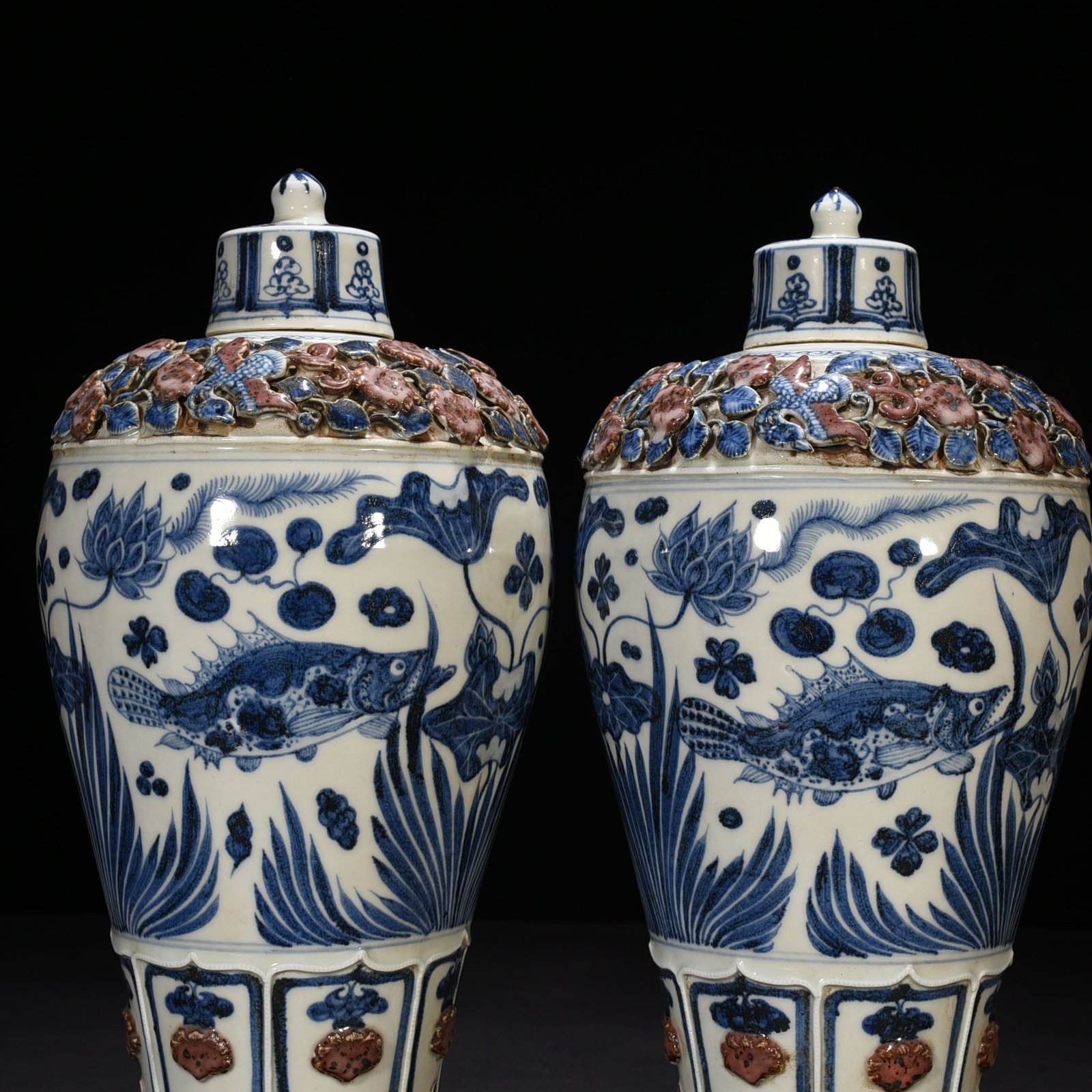 Yuan Dynasty blue and white underglaze red plastic flower pattern fish and algae pattern plum vase