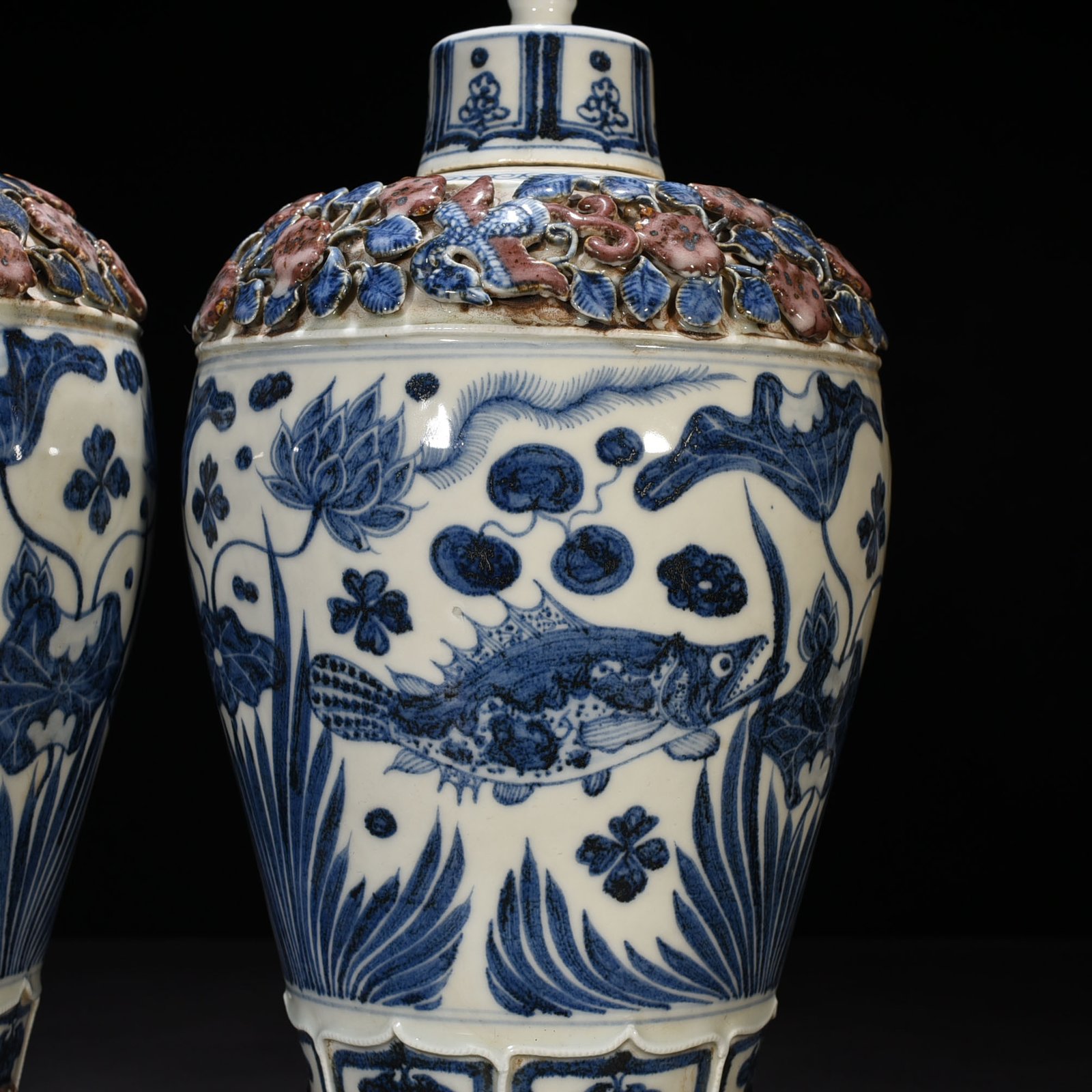 Yuan Dynasty blue and white underglaze red plastic flower pattern fish and algae pattern plum vase