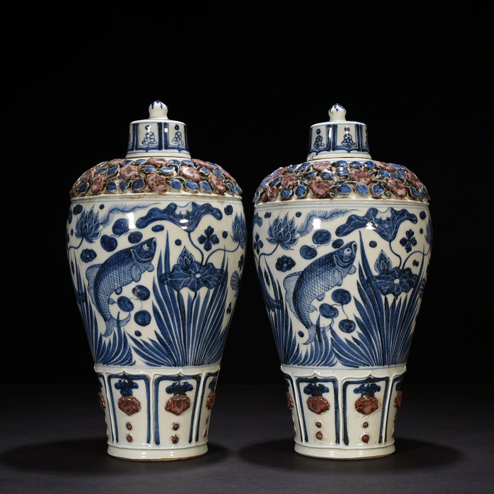 Yuan Dynasty blue and white underglaze red plastic flower pattern fish and algae pattern plum vase