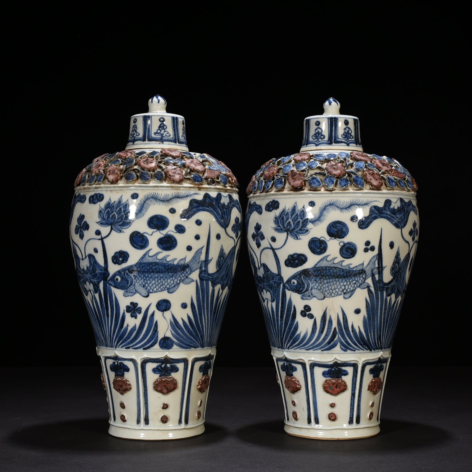 Yuan Dynasty blue and white underglaze red plastic flower pattern fish and algae pattern plum vase