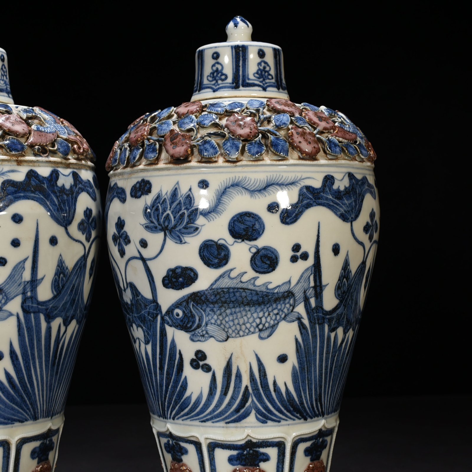 Yuan Dynasty blue and white underglaze red plastic flower pattern fish and algae pattern plum vase