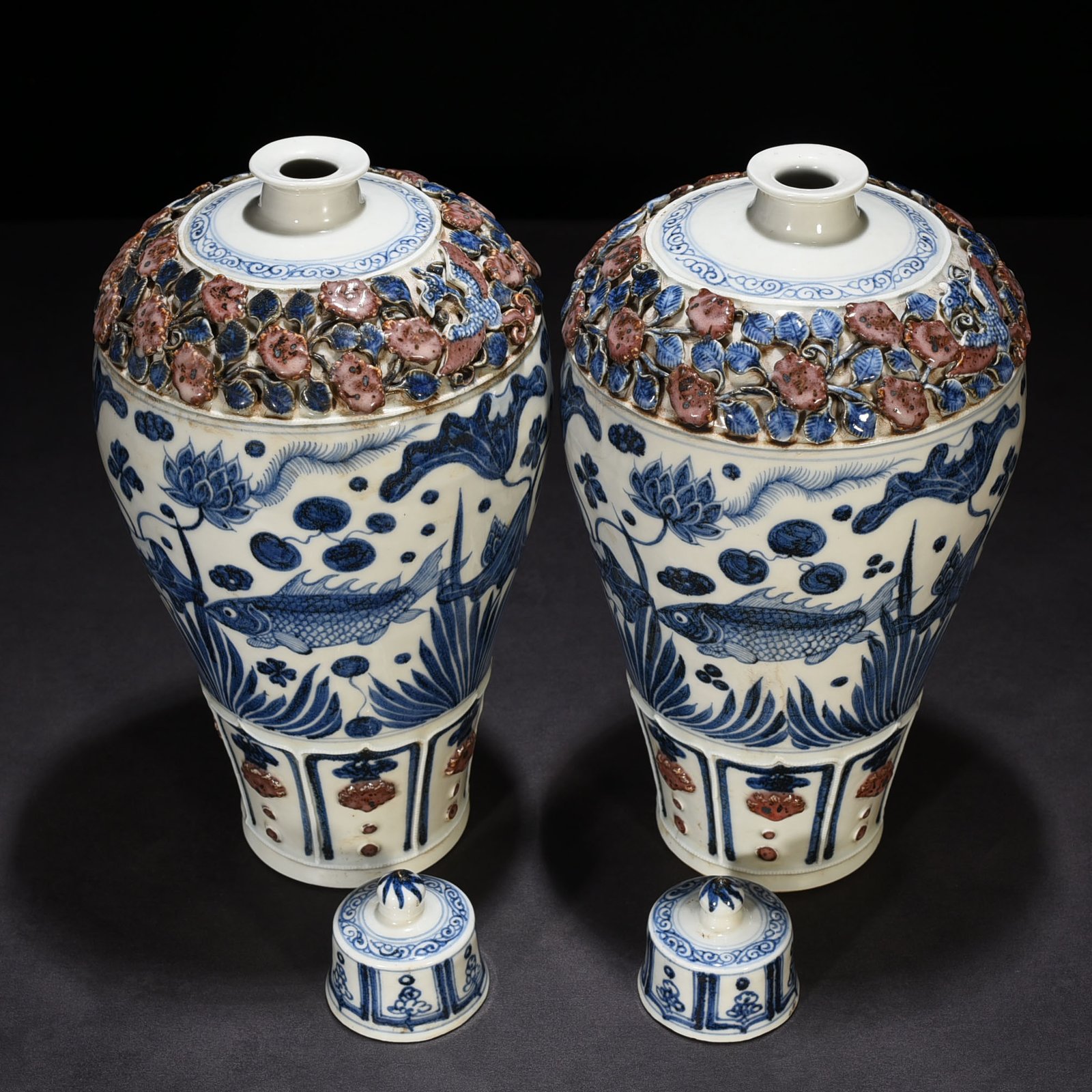 Yuan Dynasty blue and white underglaze red plastic flower pattern fish and algae pattern plum vase
