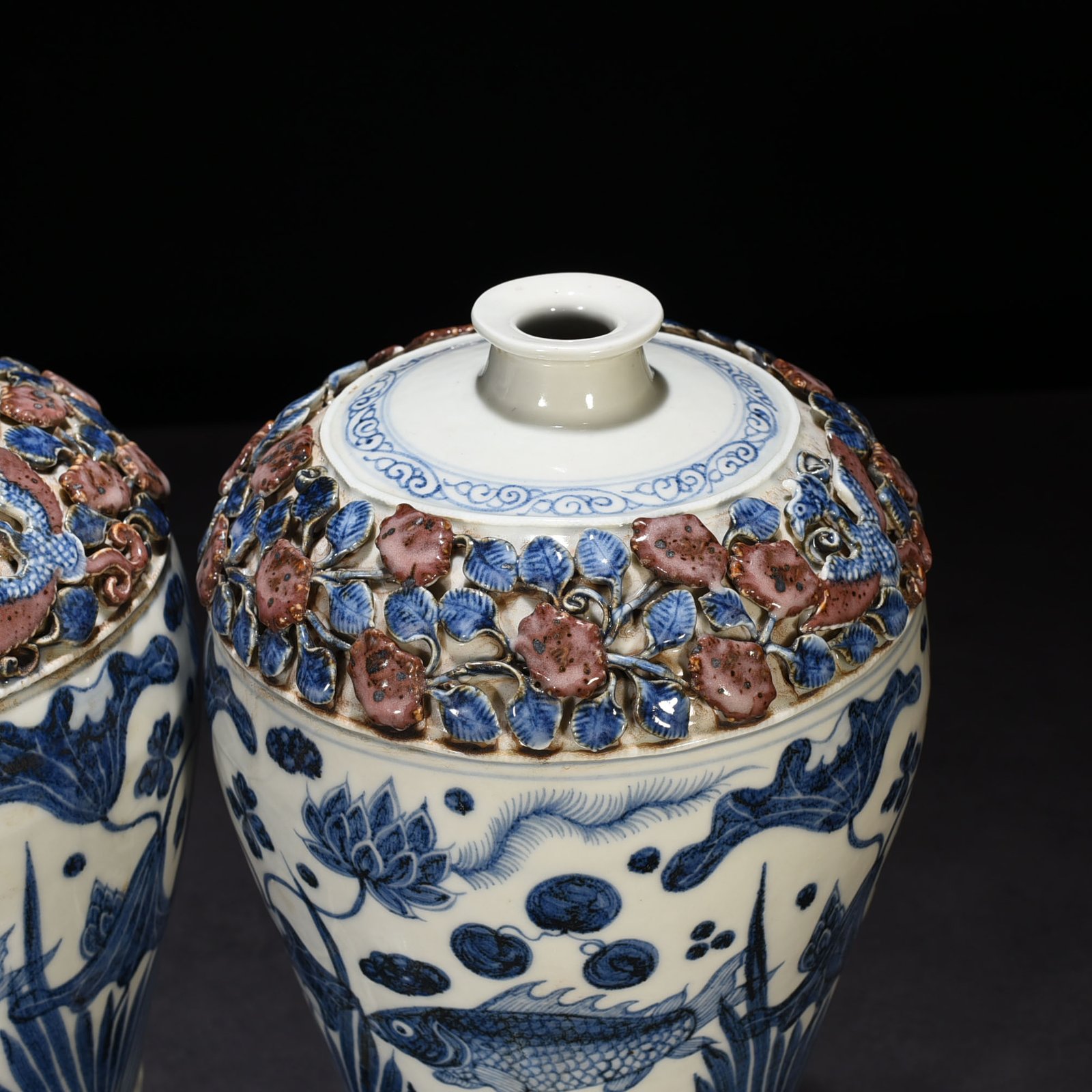 Yuan Dynasty blue and white underglaze red plastic flower pattern fish and algae pattern plum vase