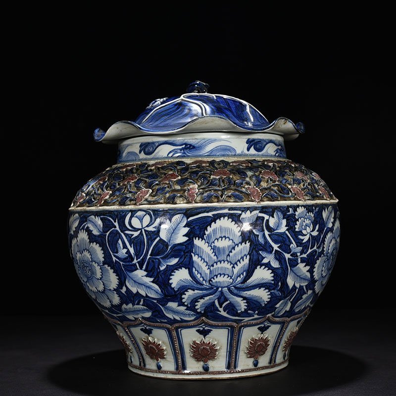 Yuan Dynasty blue and white underglaze red plastic flower blue ground white flower pattern lotus leaf lid jar