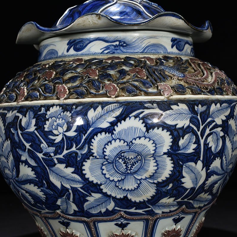 Yuan Dynasty blue and white underglaze red plastic flower blue ground white flower pattern lotus leaf lid jar