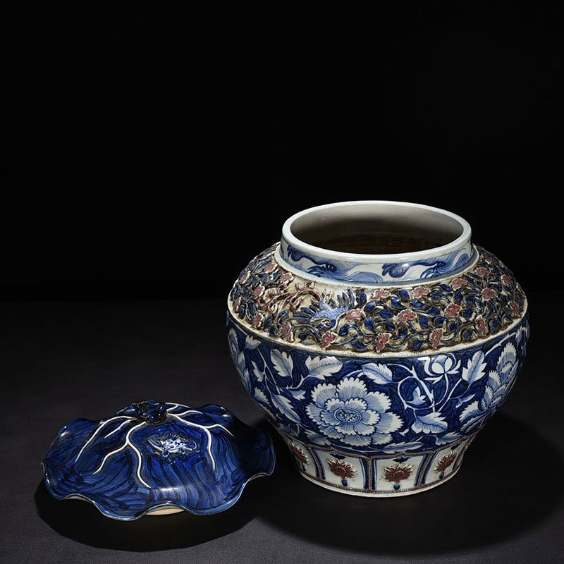 Yuan Dynasty blue and white underglaze red plastic flower blue ground white flower pattern lotus leaf lid jar